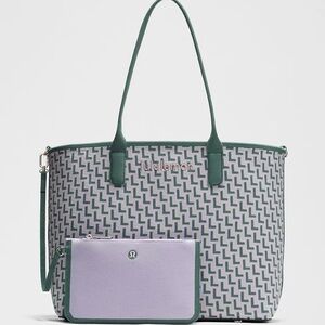 lululemon athletica Patterned Tote in Gray and Green